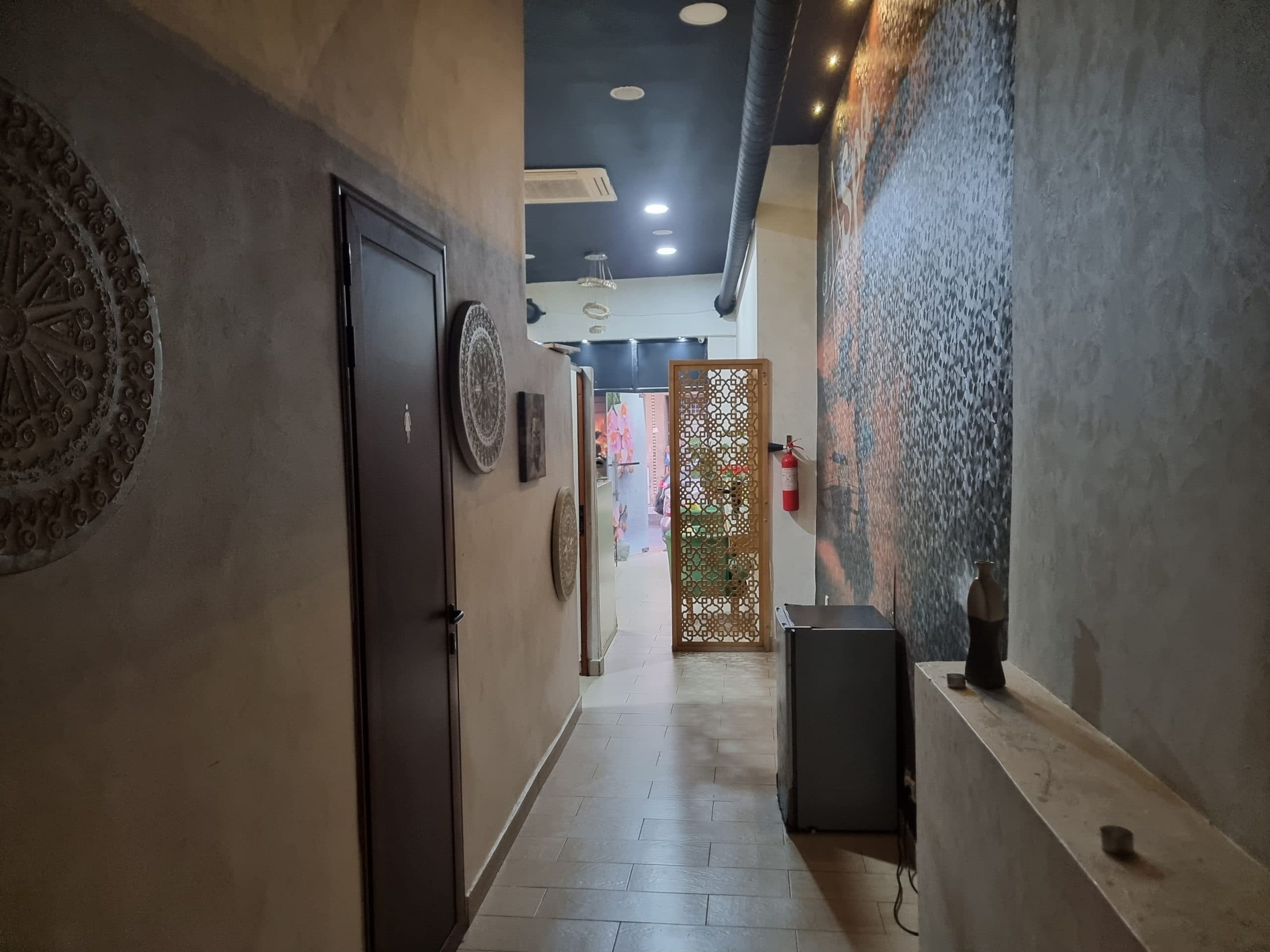 Couloir menant aux cabines de massage, spa Casablanca